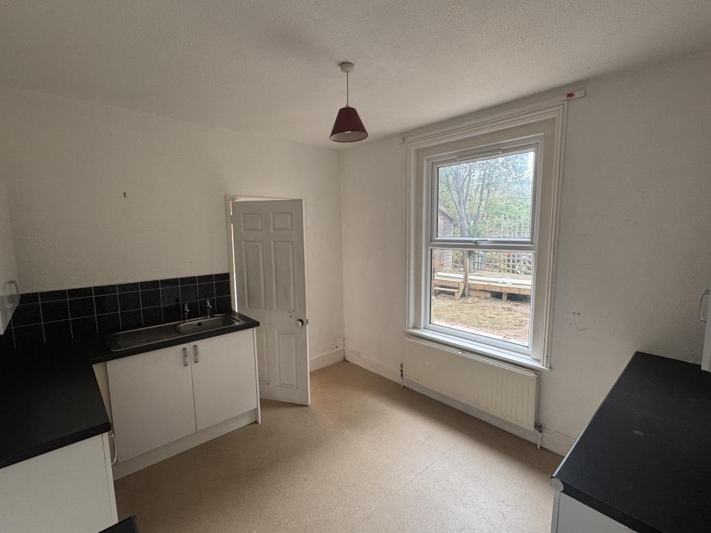 Lot: 80 - FREEHOLD TOWN CENTRE HOUSE COMMERCIAL INVESTMENT AND CAR PARK - Kitchen with fitted units